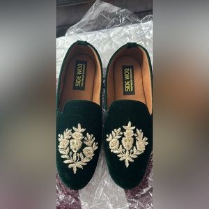 Green velvet embroidered Boy Jutti age 8-9 “ brand new”